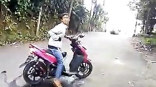 jatuh dari motor lucu