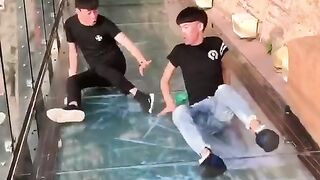 КИТАЮ СТРАШНО.