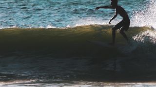 "Ride the Wave : L'Exploration de l'Art et de la Culture du Surf"