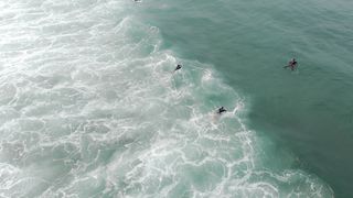 "Surf et Soleil : À la Poursuite de l'Émotion des Vagues"