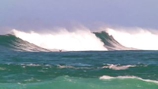 "Le Surf comme Mode de Vie : De la Plage aux Vagues Infinies"