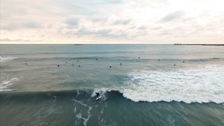 "Surf : Émotions Aquatiques et Aventure sans Limite"