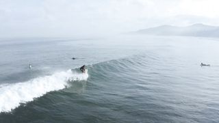 "Surfing : L'Art de Dompter les Vagues et d'Épouser l'Océan"