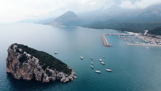 "Régate de voiliers : Compétition en haute mer"
