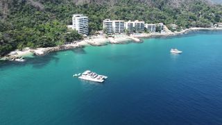 "Naviguer vers l'Inconnu : Une Aventure Épique à Bord du Yacht"