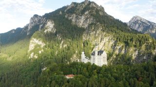 "La Vie Royale : Une Journée dans Notre Château"