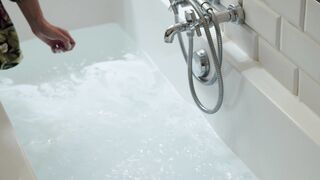 Девушка принимает ванну