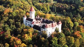 "Exploration d'un Château Médiéval : Histoire et Architecture"