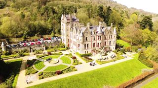 "Château et Jardins en Éternelle Beauté : L'Art du Topiaire Médiéval"
