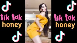 JUICY LATINA BABE DOING A HOT TIKTOK DANCE