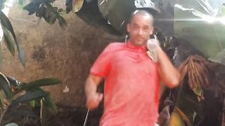 Que coisa estranha apareceu no vídeo em baixo perto do balde e da planta,eu não sei o que é isso