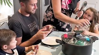Food for mobile addictor. کھاتے وقت موبائل استعمال کرنے والوں کا علاج