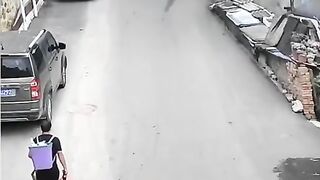Quick thinking pedestrian saves toddler on out of control scooter ????‍♀️❤️