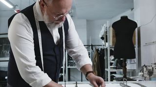 "Haute Couture : L'Art de Créer - Le Monde Élégant des Couturiers"