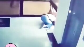 Regardez et écrit a le garçon