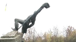 В УЖГОРОД  ДЕМОНТИРАХА   ПАМЕТНИКЪТ НА СЪВЕТСКИЯ ВОИН