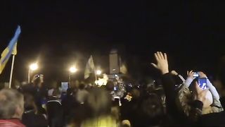 В  ХАРКОВ  СВАЛИХА  ПАМЕТНИКЪТ НА  ЛЕНИН