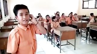 A child surprised everyone by calling the call to prayer in a school in China