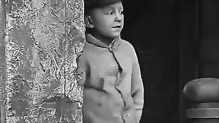 Le petit qui se croit robuste envers son ami