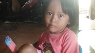 Qiana makan es krim