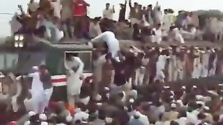 Pakistan's Train ???? very Big Crowd