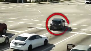 In Florida, a driver lost consciousness and other drivers on the road stepped in to help. This moment was caught on camera ????????