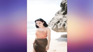 Pakai baju Seperti Ini Wika Salim Asik Main Pantai.