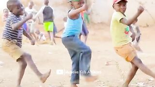 AFRICAN KIDS DANCE TO JUSTIN BIEBER!