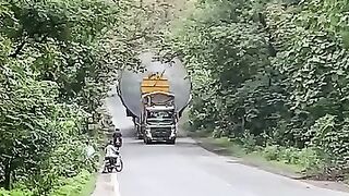 152 tire truck with 220 ton weight climbed very hard |