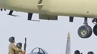 US CH-47 Chinook Lifts Classic Fighter Jet, Heavy Delivery | The World’s Most Iconic Helicopter