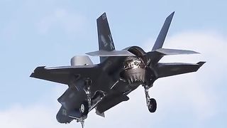F-35B Landing vertically! ????