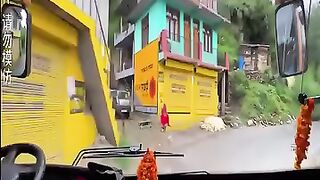 Sopir bus prindapan dengan skill dewa..
