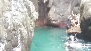 Berenang di curug