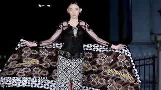 Peragaan busana hari batik internasional yang spektakuler