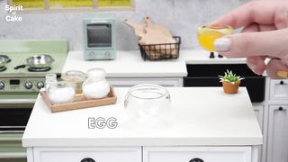 Indulgent miniature cake decorating