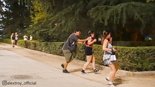 Bush Man Prank à Madrid : des Frayeurs et des cris Amusants de la part des Gens !!