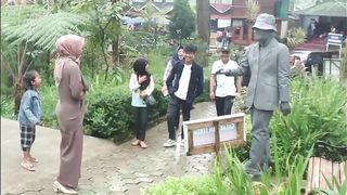 Mereka kaget dan tertawa meriah -- Kumpulan prank patung lucu