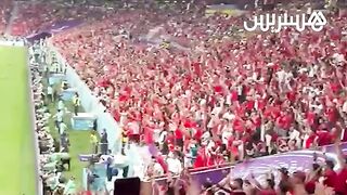 الجماهير المغربية في الملعب تُلهب حماس الأسود بـ”سير”