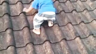 Latihan panjat tebingnya di atap rumah