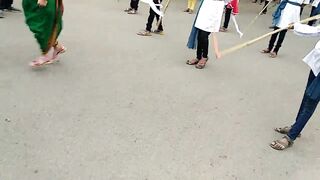 சேலை கட்டி சிலம்பம் சுற்றி அசத்திய சிறுமி