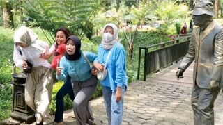 Prank patung hidup -- You scare me..!!