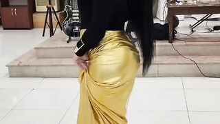 Look at that man. which sits behinde of her