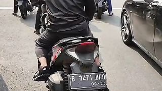 Bapaknya alergi sama aspal