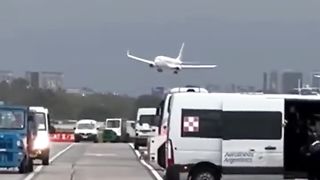 Boeing 737 landing attempt with a well executed go around!1