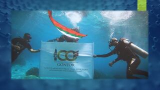 Pengibaran Bendera di dalam laut / Raising the flag in the sea 100 tahun gontor di Maluku, Masya Allah Barakallah
