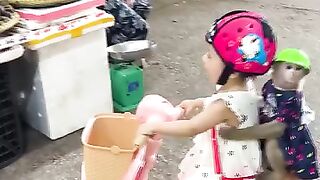 Monkey Kaka and baby Diem went to the ma