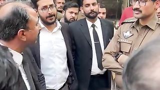 لاہور سیکرٹری بار نے SP کو عدالت سے باہر نکال دیا