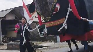 The biggest bull in the world is angry, causing panic among residents in the village#fyp