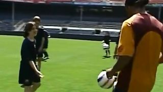 Ronaldinho passou o seu dom para o Messi.#ronaldinho