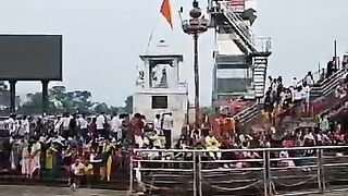 Ganga nadi or logon ki bheer